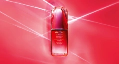 Roter Pumpspender vor rotem Hintergrund