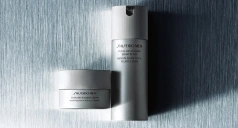 Silbernes Spray und Tiegel vor silbernem Hintergrund