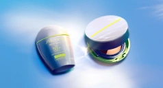 Zwei Produkte auf blauem Untergrund