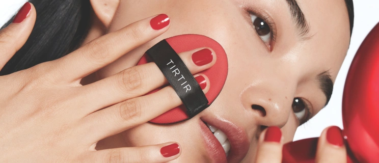 Model mit TIRTIR Make-up