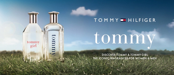 Tommy Hilfiger Parfum Flakons auf einer Wiese