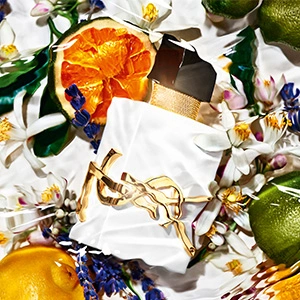 YSL Libre L'Eau Nue Parfum bei flaconi YSL Libre L'Eau Nue Parfum Flakon in Blüten
